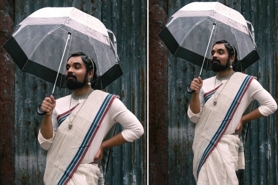 শাড়ি মানেই নারী — এই চিরাচরিত ধারণাকে রীতিমতো বুড়ো আঙুল দেখিয়ে নিয়মিত সেজে চলেছেন পুষ্পক সেন।