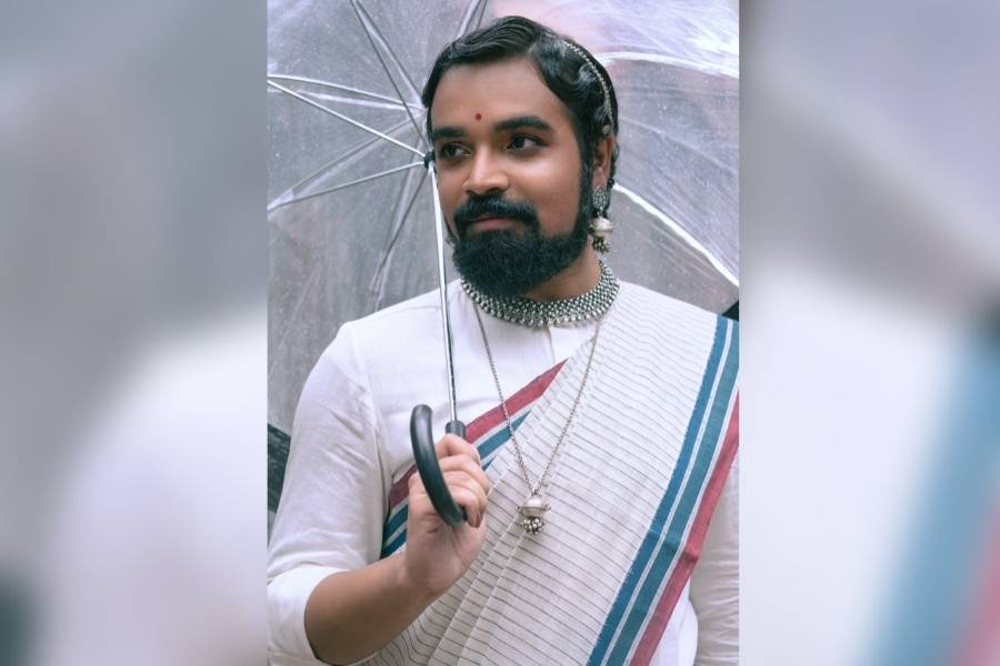 মিলানের রাজপথ থেকে কলকাতার অলি-গলি, তাঁর ছক ভাঙা সাজে ইতিমধ্যেই বাকরুদ্ধ নেটদুনিয়া। যে সাজের কাহিনি ভারতের গণ্ডি পেরিয়ে ছড়িয়ে পড়েছে গোটা বিশ্বে।