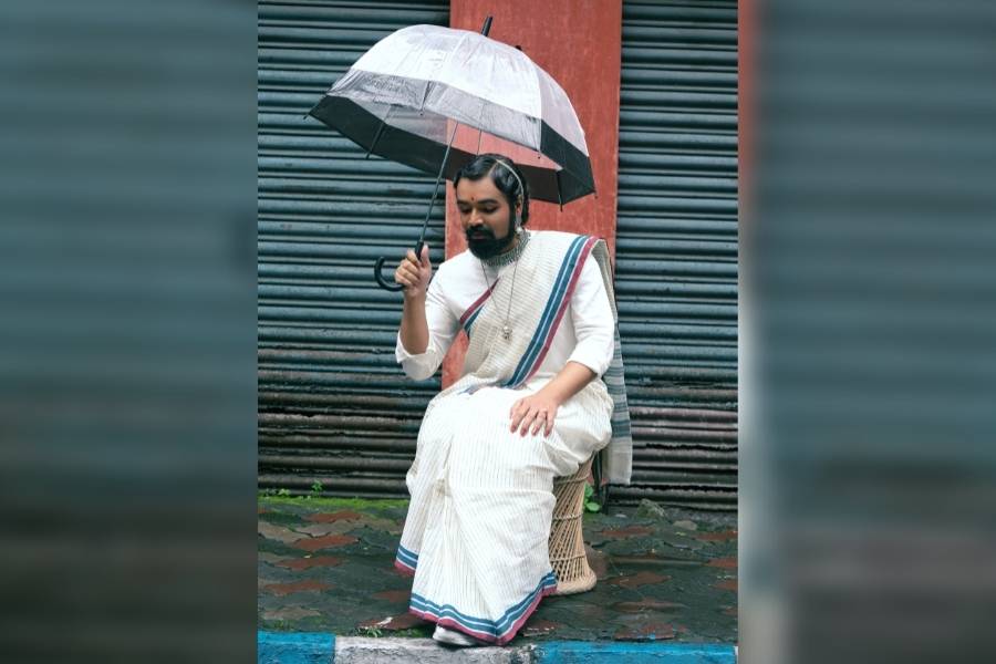 গতে বাঁধা ধারণা থেকে বেরিয়ে এসে, পুজোর ঠিক আগে চিত্রগ্রাহক প্রবাল বন্দ্যোপাধ্যায় লেন্সবন্দি করেছেন পুষ্পকের শাড়ি-কাহিনি।