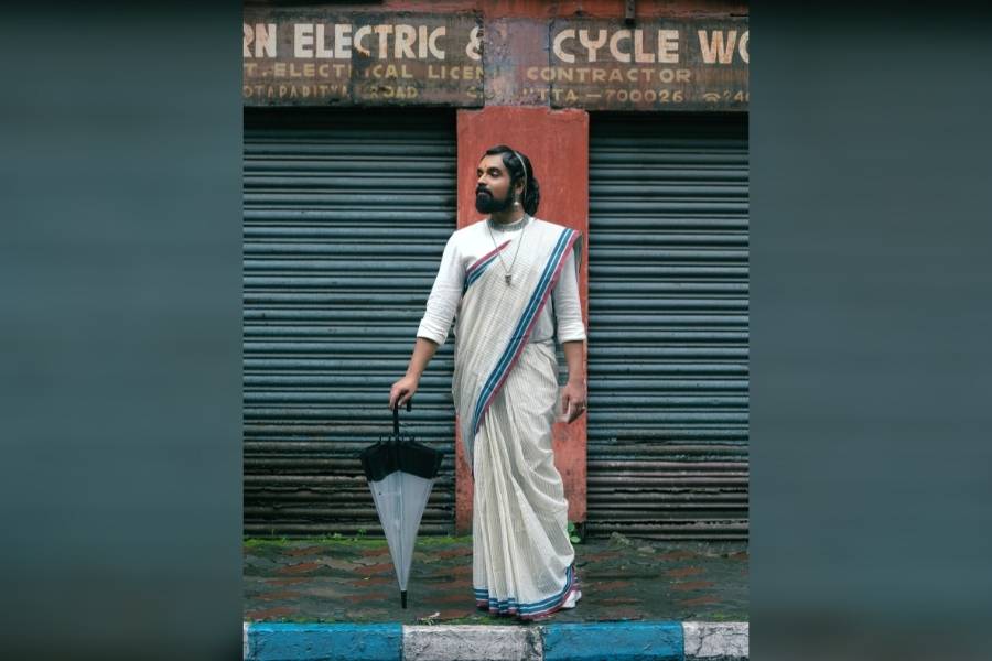 কপালে বড় লাল টিপ, পরনে শাড়ি, সঙ্গে আবার একগাল দাড়ি, — এমনই এক সাজে ফের নেটদুনিয়ায় আলোচনার কেন্দ্রবিন্দুতে পুষ্পক।