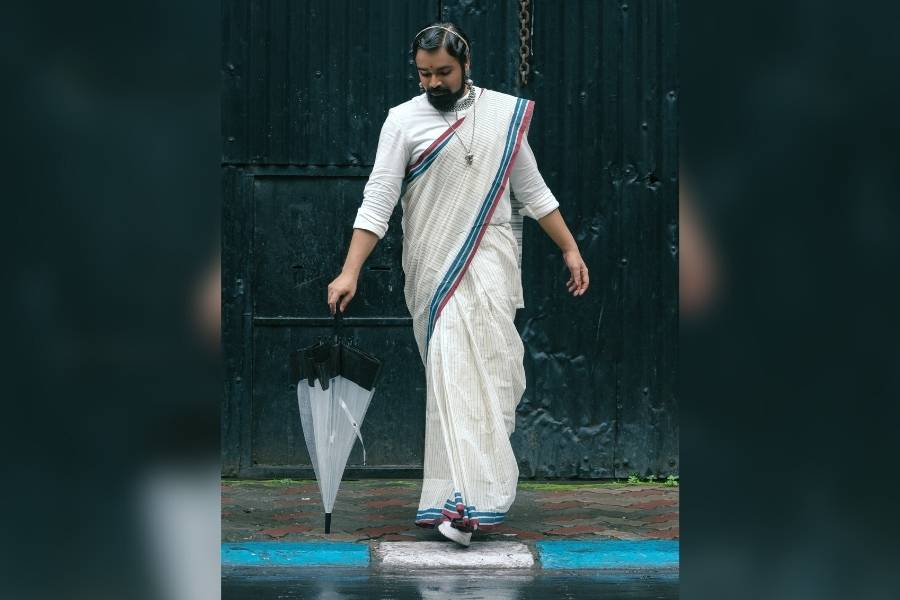 এই ছবির সিরিজেও তার সঙ্গী ছিল একটি সাদা ছাতা। পুষ্পককে যাঁরা চেনেন, তাঁরা নিমেষে বলে দিতে পারেন, এই ছাতা আসলে পুষ্পকের ট্রেডমার্ক।