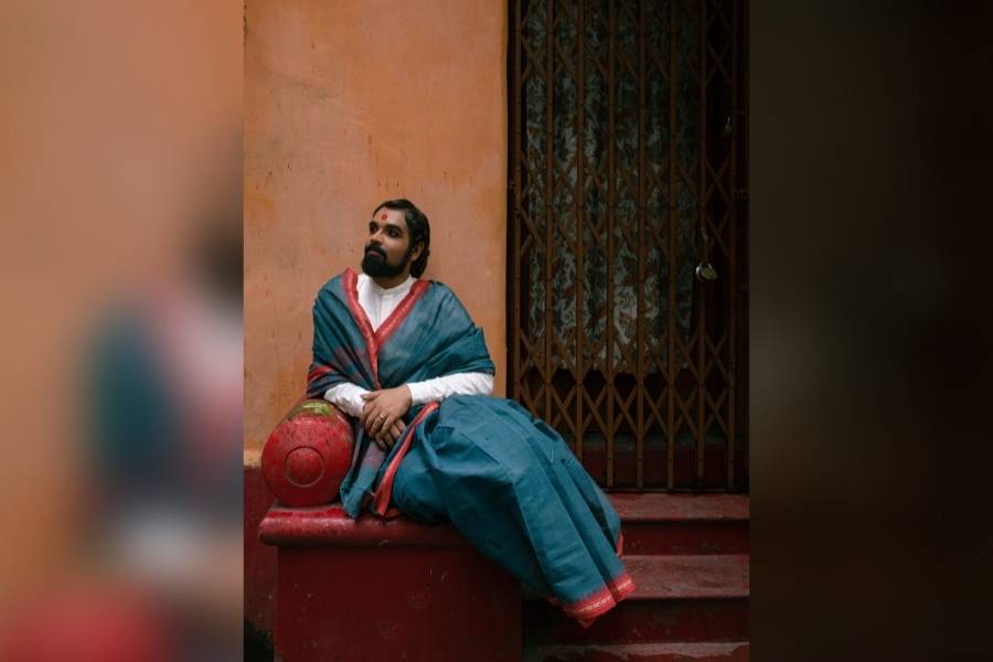 কোবাল্ট নীল রঙের শাড়িতেও একই ভাবে সেজে উঠেছেন এই সাহসী পুরুষ।