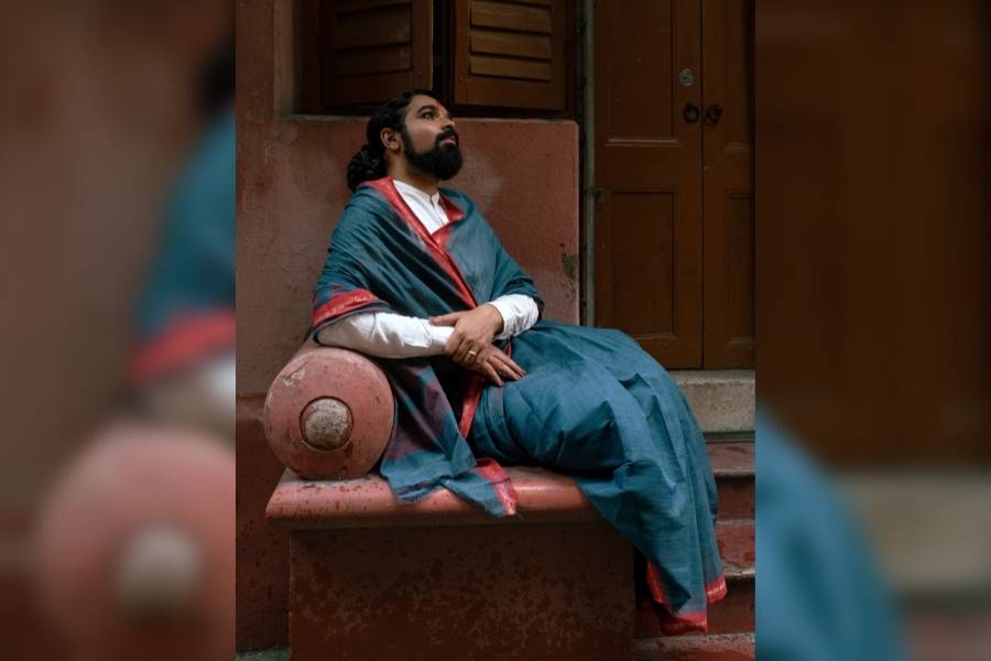 এমন ঘটনা যে নতুন, তা নয়। প্রথা ভাঙার লড়াইয়ে নেমে প্রথম দিন থেকেই অবশ্য কিছুটা ব্যাকফুটে ছিলেন পুষ্পক। যদিও সে সব ফুৎকারে উড়িয়ে দিয়েছেন তিনি।