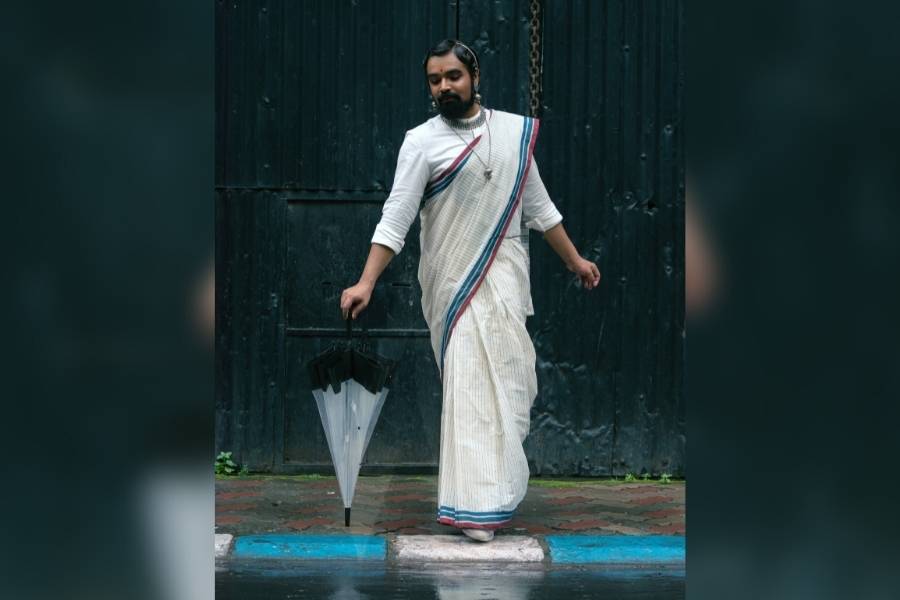 পুষ্পক তৈরি করেছেন নতুন সাজের ট্রেন্ড। প্রাথমিক পর্যায়ে রসিকতা চললেও পরে সেই মানসিকতা বদলে তাঁর পাশে এসে দাঁড়িয়েছেন বহু মানুষ।