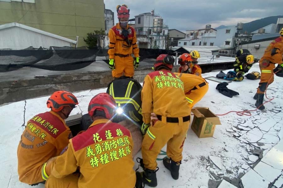 ইউলি শহরে একটি তিন তলা বাড়ি ভূমিকম্পে সম্পূর্ণ ভেঙে পড়েছে। সেই বাড়ির ধ্বংসস্তূপের তলায় চাপা পড়ে যান চার জন। প্রথমে দু’জনকে বার করে নিয়ে আসা গেলেও পাঁচ বছরের শিশুকে নিয়ে আটকে পড়েন তাঁর মা। পরে তাদেরও উদ্ধার করা হয়।
