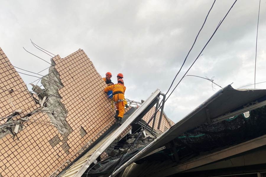 ইউলি শহরে প্রায় সাত হাজার বাড়ি কমবেশি ক্ষতিগ্রস্ত হয়েছে। নেই বিদ্যুৎ, জল। তবে এখনও পর্যন্ত প্রাণহানির কোনও খবর পাওয়া যায়নি। যুদ্ধকালীন তৎপরতায় চলছে উদ্ধারকাজ।