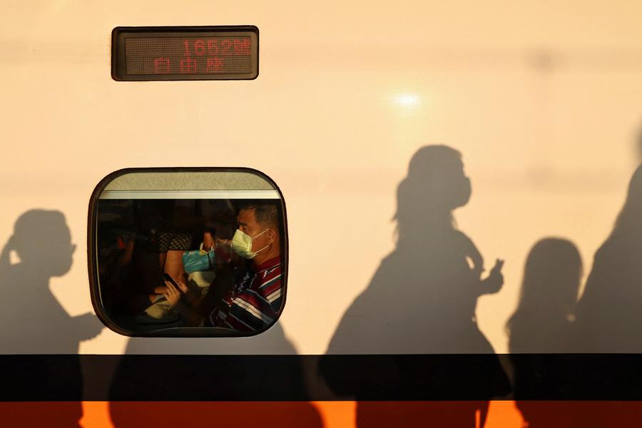 বিশেষজ্ঞরা বলছেন, অবস্থানগত ভাবে তাইওয়ান ‘রিং অফ ফায়ার’ এর অন্তর্গত। অর্থাৎ, এই এলাকা প্রকৃতিগত ভাবে ভূমিকম্পপ্রবণ। এই এলাকায় সুনামির আশঙ্কা অত্যধিক। আগ্নেয়গিরির বিস্ফোরণের ঘটনাও আকছাড় শোনা যায়। 