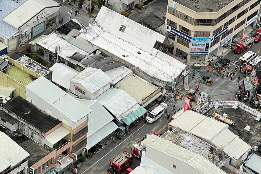 সংবাদ সংস্থা রয়টার্স জানিয়েছে, তাইওয়ানের চিকে ও লিউশিশি পাহাড় এলাকায় ধস নেমে রাস্তা পুরোপুরি বন্ধ হয়ে গিয়েছে। তাতে অন্তত ৬০০ জন আটকে পড়েছেন বলে জানা গিয়েছে। শারীরিক ভাবে তারা সকলেই অক্ষত রয়েছেন। উদ্ধারকারী দল রাস্তা পরিষ্কার করে পর্যটকদের কাছে পৌঁছনোর চেষ্টা করছে। 