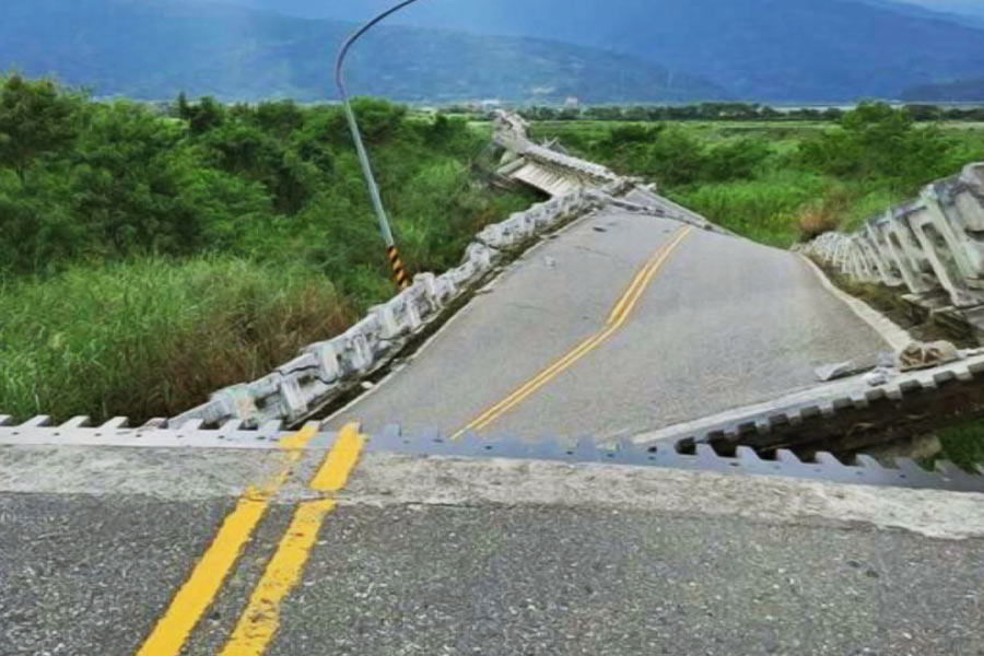 তাইওয়ানে লাগাতার ভূমিকম্পের জেরে সুনামি সতর্কতা জারি করেছিল জাপান। আবহাওয়া দফতরের আশঙ্কা ছিল সমুদ্রে উঠতে পারে সাড়ে তিন ফুট উঁচু ঢেউ। সমুদ্র তীরবর্তী এলাকায় সেই মতো প্রস্তুতিও নেওয়া হয়েছিল। 