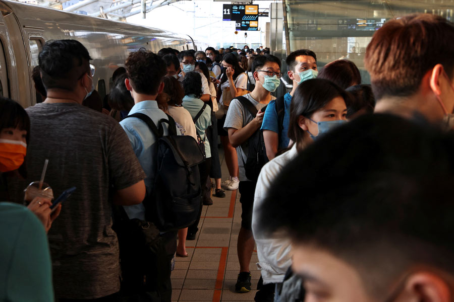 সংবাদ সংস্থা রয়টার্স সূত্রে খবর, জাপানের কিছু অংশে সুনামি সতর্কতা তুলে নেওয়া হয়েছে। সমুদ্র তীরবর্তী এলাকায় যদিও সতর্কতামূলক ব্যবস্থা হিসাবে বিপর্যয় মোকাবিলা দল মোতায়েন রয়েছে।