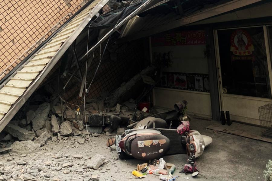 ভূ-বিশেষজ্ঞদের দাবি, তাইওয়ানের অবস্থান এমন যে, সেখানে দু’টি টেকটোনিক প্লেটের সংযোগস্থলের খুব কাছাকাছি। তাই ভূগর্ভে দু’টি প্লেটের একটিতেও যদি সামান্য অবস্থানগত পরিবর্তন হয়, তার প্রভাব দেখা যায় ভূপৃষ্ঠের উপরে, তাইওয়ানে। এ বারও তেমনই কিছু হয়েছে কি না তা অবশ্য স্পষ্ট হয়নি।