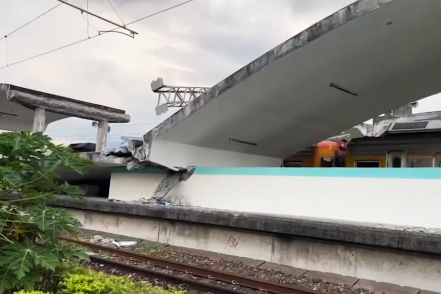 এ বারের লাগাতার ভূমিকম্প মূলত দক্ষিণ-পূর্ব দিকে আবদ্ধ ছিল বলে গোটা তাইওয়ানে ধ্বংসের পরিমাণ কম। যদিও কয়েকটি প্রদেশে অবস্থা যথেষ্টই সঙ্গীন। রবিবার দুপুরের ভূমিকম্পের গোটা দেশ জুড়েই আতঙ্ক ছড়িয়েছে, আরও ‘আফটার শক’ এলে কী ভাবে তা সামলানো যাবে। 