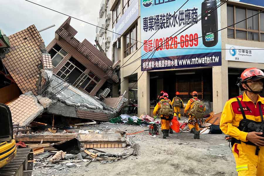 আমেরিকার ‘প্যাসিফিক সুনামি ওয়ার্নিং সেন্টার’ তাইওয়ানের জন্য সতর্কতা জারি করেছে। তাদের দাবি, আবারও কেঁপে উঠতে পারে তাইওয়ান। যদিও জাপানের কিছু এলাকায় সুনামি সতর্কতা তুলে নেওয়া হয়েছে।