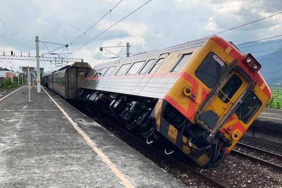 তাইওয়ানের বিভিন্ন জায়গায় রাস্তা ভেঙে গিয়েছে। ভেঙে পড়েছে সেতু। এর ফলে সেতুর উপরে থাকা গাড়ি পড়েছে নীচে। ডোংলি রেল স্টেশনে একটি দাঁড়িয়ে থাকা ট্রেন উল্টে গিয়েছে লাইন থেকে। উড়ে গিয়েছে স্টেশনের ছাদ।