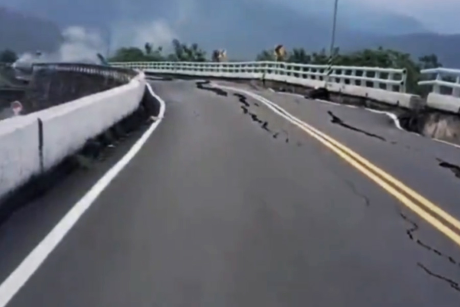 এর আগে একাধিক বার এ ভাবেই কেঁপে উঠেছে তাইওয়ান। ২০১৬ সালে দক্ষিণ তাইওয়ানে ভূমিকম্পে শতাধিক মানুষের মৃত্যু হয়েছিল। ১৯৯৯ সালে ৭.৩ তীব্রতার ভূমিকম্পে তাইওয়ানে মৃত্যু হয়েছিল দু’হাজারেরও বেশি মানুষের।