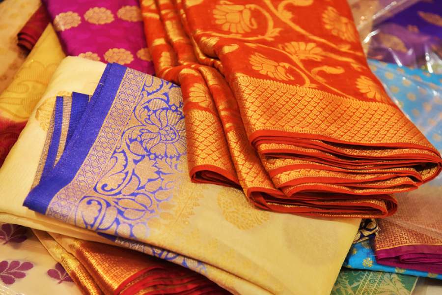 আসল সিল্ক চেনার কয়েকটি ফন্দি জানলেই আর ঠকার ভয় থাকবে না।