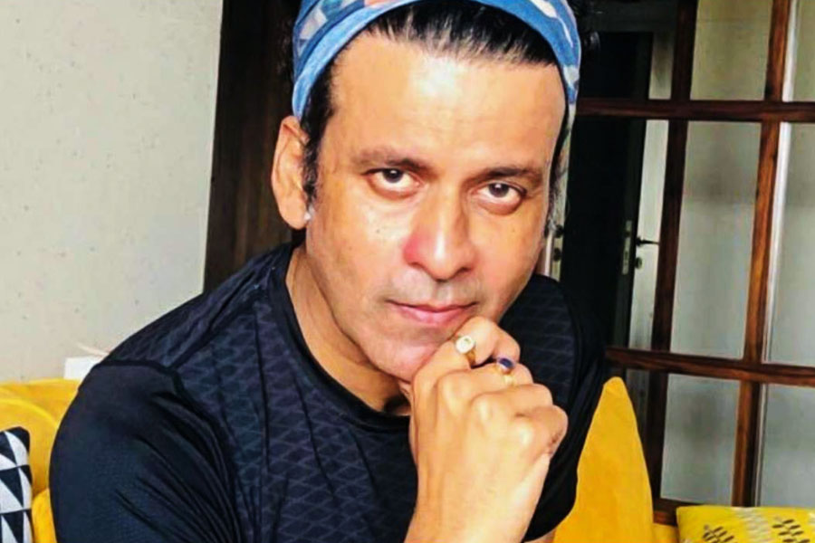 মুম্বইয়ের বেলওয়া এলাকাতেও একটি বাড়ি রয়েছে মনোজের। এ ছাড়াও রিয়্যাল এস্টেটে বিপুল বিনিয়োগ করেছেন তিনি।