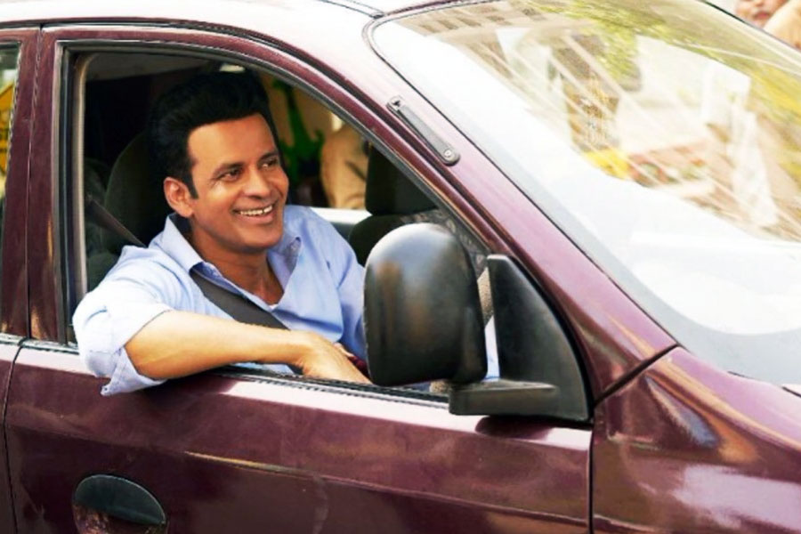 মনোজের সংগ্রহে রয়েছে ল্যান্ড ক্রুসার প্রাডো। এই গাড়িটির মূল্য এক কোটি টাকা। ১০০ কিলোমিটার পর্যন্ত গতিবেগে পৌঁছতে এই গাড়িটির ১২ সেকেন্ড সময় লাগে।