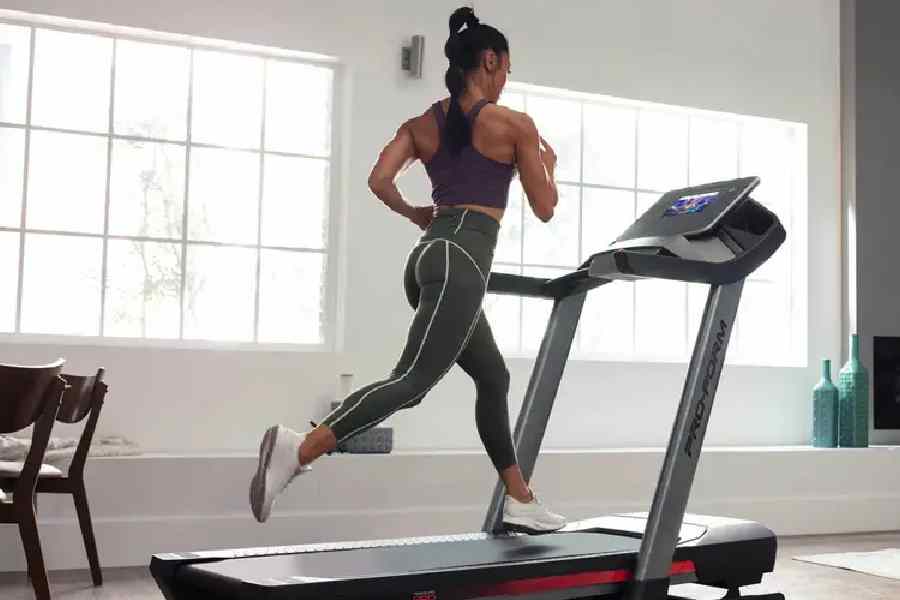 ট্রেডমিল ব্যবহার করার আগে স্ট্রেচিং করতে হবে।