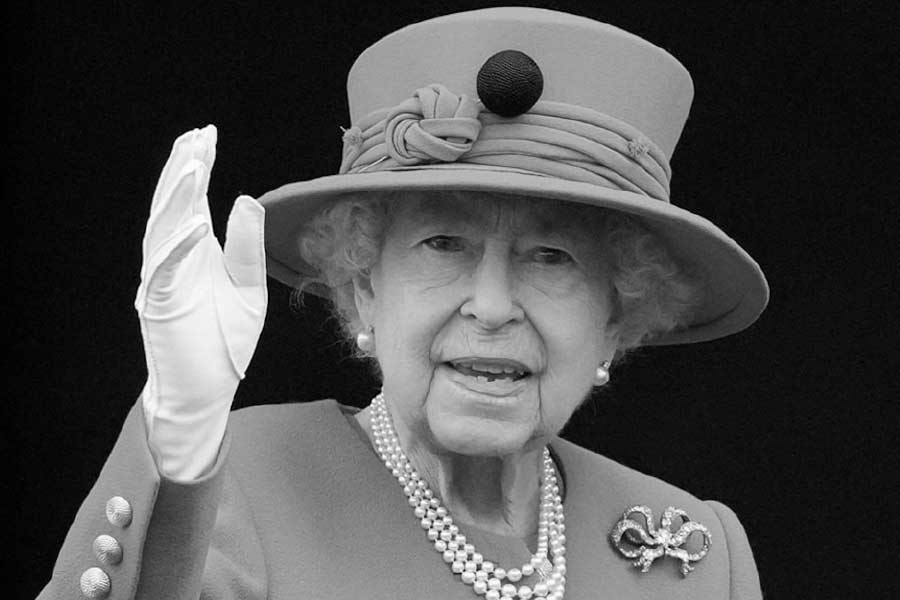 চোখের জলে রানি দ্বিতীয় এলিজাবেথকে চিরবিদায় জানাবে ব্রিটেন। সোমবার ওয়েস্টমিনস্টার অ্যাবেতে রানির শেষকৃত্য সম্পন্ন করা হবে। রানিকে শেষশ্রদ্ধা জানাতে লন্ডনে শামিল হয়েছেন বিশ্বের একাধিক রাষ্ট্রনেতা। 