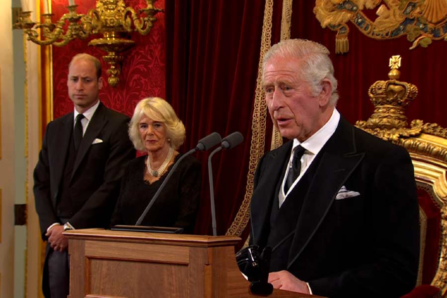 দ্বিতীয় এলিজাবেথের শেষকৃত্যে ব্রিটেনের রাজপরিবারের সদস্যরা থাকছেন। কিং চার্লসের সঙ্গে থাকবেন ‘দ্য কুইন কনসার্ট’ ক্যামিলা। পাশাপাশি রানির আরও তিন সন্তান প্রিন্সেস অ্যানি, প্রিন্স অ্যান্ড্রু ও প্রিন্স এডওয়ার্ডও যোগ দেবেন এই অনুষ্ঠানে। 