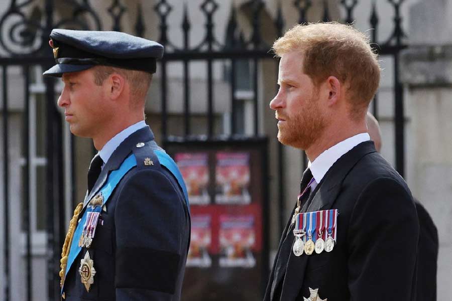 শেষকৃত্যে যোগ দেবেন রানির দুই নাতি-নাতনিও। থাকবেন দুই যুবরাজ উইলিয়াম ও হ্যারি। এ ছাড়াও থাকবেন প্রিন্সেস বিট্রিস ও ইউজেনি, জারা টিন্ডাল, পিটার ফিলিপস, লেডি লুইস উইন্ডসররাও। সোমবার ওয়েস্টমিনস্টার অ্যাবেতে যোগ দেবেন রানির বন্ধু ও কর্মীরাও। 