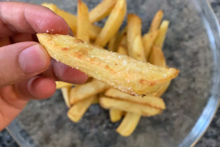 নামুরের বাসিন্দারা আলুকে সরু করে কেটে তা তেলে ভেজে রান্না করলেন। ঠিক যেমন তাঁদের প্রিয় খাবার ফ্রায়েড ফিশ রান্না করতেন, অনেকটা সেই ধাঁচে।