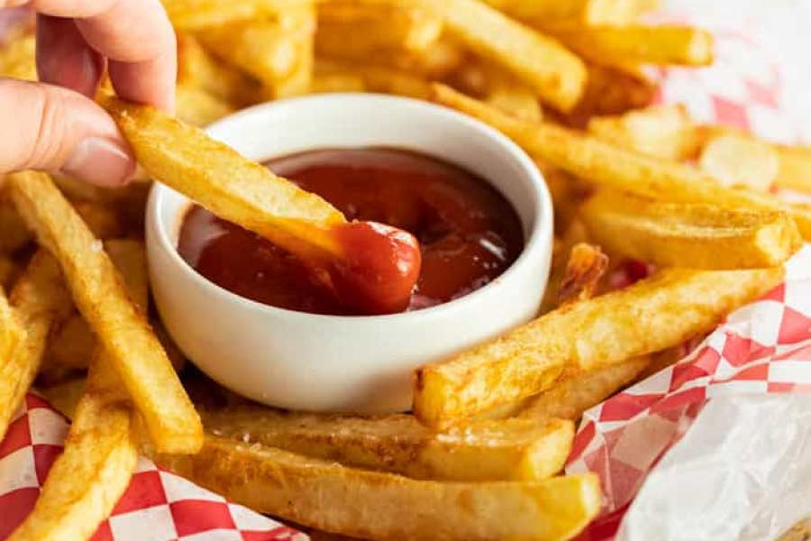 এই খাবার মুখে দেওয়া মাত্রই তাঁরা অবাক। ফ্রায়েড ফিশকে যেন টেক্কা দিয়ে ফেলেছে আলু দিয়ে তৈরি এই সুখাদ্য।