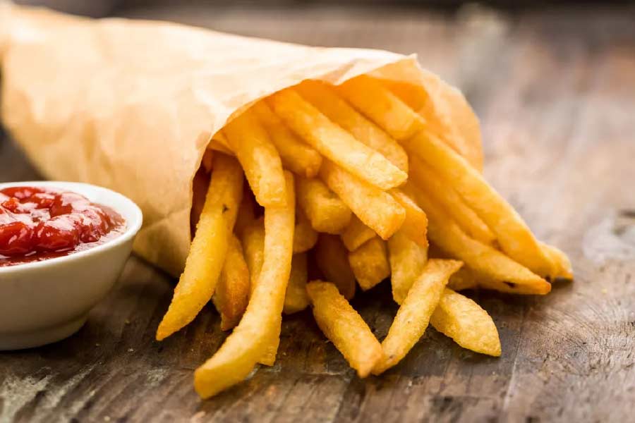 ভেজে তৈরি করা হয়েছে বলে নামের দ্বিতীয় অংশে যুক্ত করা হল ‘ফ্রাই’। তা হলে ‘ফ্রেঞ্চ’ শব্দটি এসে জোড়ার কারণ কী?