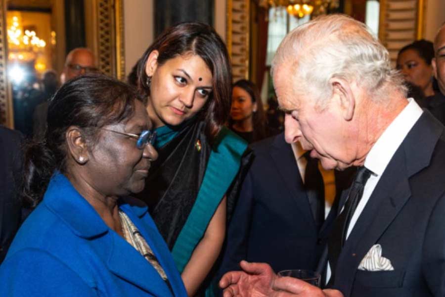 রানি দ্বিতীয় এলিজাবেথকে শ্রদ্ধা জানাতে লন্ডন পৌঁছে গিয়েছেন ভারতের রাষ্ট্রপতি দ্রৌপদী মুর্মু। 