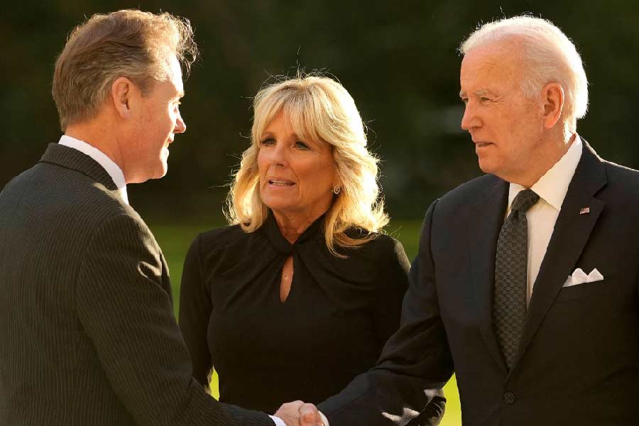  লন্ডন পৌঁছে গিয়েছেন আমেরিকার প্রেসিডেন্ট জো বাইডেন। তাঁর সঙ্গে রয়েছেন আমেরিকার ‘ফার্স্ট লেডি’ জিল বাইডেন। 