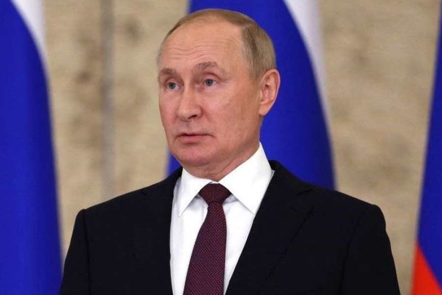 রানির শেষকৃত্যে আমন্ত্রণ জানানো হয়নি রুশ প্রেসিডেন্ট ভ্লাদিমির পুতিনকে। ইউক্রেনের উপর রাশিয়ার আগ্রাসন নিয়ে প্রথম থেকেই মস্কোর বিরোধিতা করে এসেছে ব্রিটেন। যার জেরে দু’দেশের কূটনৈতিক সম্পর্কের তাল কেটেছে। এই প্রেক্ষিতে পুতিনকে আমন্ত্রণ না জানানো উল্লেখযোগ্য। 