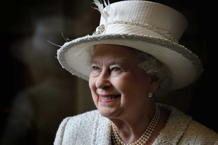 ওয়েস্টমিনস্টার অ্যাবে একটি ঐতিহাসিক গির্জা। এখানে ব্রিটেনের রাজা ও রানিদের মাথায় রাজমুকুট পরানো হয়। এই গির্জাতেই রানির অভিষেক হয়েছিল। প্রিন্স ফিলিপের সঙ্গে দ্বিতীয় এলিজাবেথের বিয়েও হয়েছিল এই গির্জায়। আর সেখানেই চিরবিদায় জানানো হবে রানিকে।