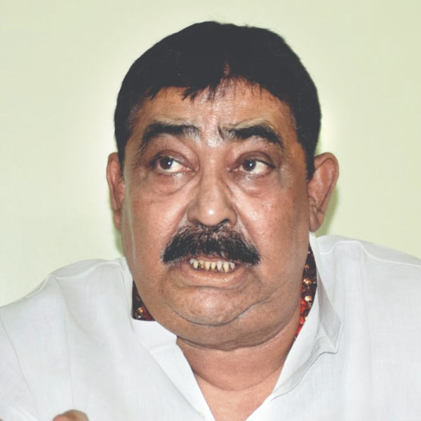 ভোট পরবর্তী ‘হিংসা’ থেকে গরু, পাথর এবং বালি পাচার— গত কয়েক মাস ধরে কেন্দ্রীয় তদন্তকারী সংস্থার নজরে বীরভূম জেলা। আর এই প্রতিটি মামলায় নাম জড়িয়েছে বীরভূমের দোর্দণ্ডপ্রতাপ নেতা অনুব্রত মণ্ডল ওরফে কেষ্টর। শুধু বীরভূমের তৃণমূল জেলা সভাপতিই নন, তাঁর কন্যা থেকে কাছের মানুষ, ঘনিষ্ঠ ব্যবসায়ী থেকে হিসাবরক্ষক, প্রত্যেকেই রয়েছেন সিবিআইয়ের (কোনও কোনও মামলায় ইডি) নজরে। কেন্দ্রীয় সংস্থাগুলির তদন্তে এক দিকে অনুব্রত মণ্ডল ও তাঁর মেয়ে সুকন্যার নাম উঠে এসেছে, তেমনই খোঁজ ও জিজ্ঞাসাবাদ চলছে আরও অনেকের।