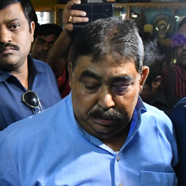  অনুব্রত মণ্ডল বিধায়ক, মন্ত্রী বা সাংসদ নন। রাজ্যের শাসক দলের একটি জেলার সভাপতি। কিন্তু বীরভূম জুড়ে তাঁর প্রভাব বিস্তর। অনুব্রতের দাপট এমনই যে, বিরোধীরা তাঁকে বীরভূমের মুখ্যমন্ত্রী বলে কটাক্ষ করেন। কার্যত বীরভূমের ‘নিয়ন্ত্রক’ এখন গরু পাচার মামলায় আসানসোলের জেলে বন্দি। বার বার অসুস্থতার কারণ দেখিয়ে জামিনের আবেদন করেছেন কেষ্ট। এখনও পর্যন্ত প্রতি বারই তা খারিজ হয়েছে।