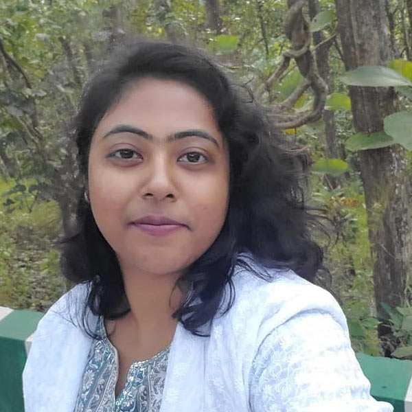 অনুব্রত মণ্ডলের এক মাত্র সন্তান সুকন্যা। পেশায় প্রাথমিক স্কুলের শিক্ষিকা সুকন্যাকে কখনও রাজনৈতিক মঞ্চে দেখা যায়নি। অনুব্রতেরও তেমনই ইচ্ছা ছিল। তবে গরু পাচার মামলায় বাবার নাম জড়ানোর পরে সেই সুকন্যাকে নিয়ে রাজনৈতিক মহলে আলোচনার অন্ত নেই। সিবিআই তদন্তে উঠে এসেছে শুধু মাত্র প্রাথমিক শিক্ষিকা হয়েও কোটি কোটি টাকার মালিক অনুব্রত-কন্যা। সরকারি চাকরি করেন। তা সত্ত্বেও দু’টি কোম্পানির যৌথ ডিরেক্টর সুকন্যা। চালকল, জমি-সহ তাঁর নামে একাধিক সম্পত্তির হদিস পেয়েছে কেন্দ্রীয় সংস্থা।