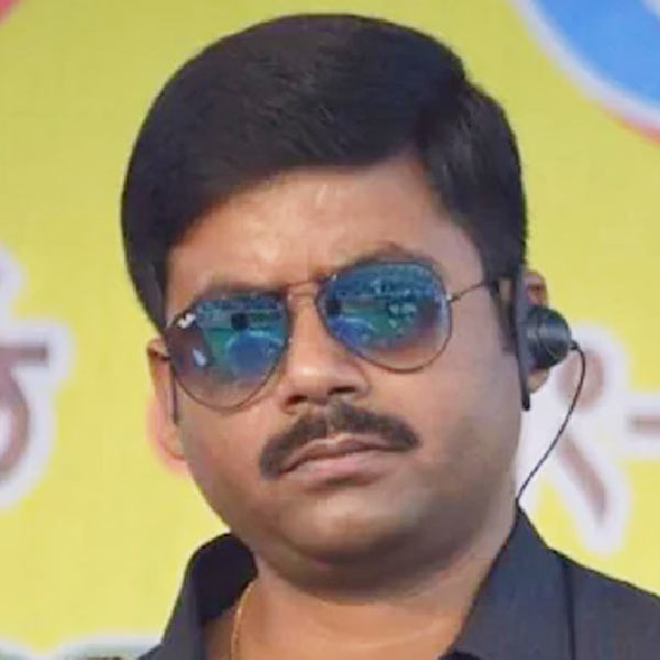 অনুব্রতের ছায়াসঙ্গী ছিলেন সহগল হোসেন। তিনি বীরভূমের তৃণমূল জেলা সভাপতির ব্যক্তিগত দেহরক্ষী ছিলেন। সিবিআই দাবি করেছে, এই সহগলই নাকি গরু পাচারকারীদের সঙ্গে সমন্বয়সাধন করতেন। এমনকি, পাচার সংক্রান্ত টাকার লেনদেনও তিনি করতেন। তাঁর কোটি কোটি টাকার স্থাবর-অস্থাবর সম্পত্তির হদিস পেয়েছেন তদন্তকারীরা।