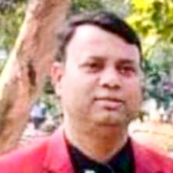 বীরভূমের গরু ব্যবসার অন্যতম মাথার নাম আব্দুল লতিফ। জেলার দু’টি বড় গরুর হাটের নিয়ন্ত্রণ ছিল তাঁর হাতে। আবার অনুব্রত মণ্ডলের ঘনিষ্ঠ বলে পরিচিত এই ব্যবসায়ীর মার্বেল পাথরের ব্যবসাও রয়েছে। আপাতত তিনি ফেরার।