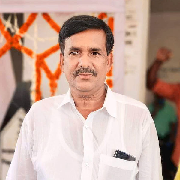 বীরভূম জেলা পরিষদের কর্মাধ্যক্ষ আব্দুল কেরিম খানের নামও জড়িয়েছে গরু পাচার মামলায়। শুধু তাই নয়, ভোট পরবর্তী হিংসার মামলাতেও তাঁর নাম রয়েছে। গত অগস্টে শান্তিনিকেতনের বিভিন্ন এলাকায় অভিযান চালায় সিবিআই। তখনই এই কেরিম খানের বাড়িতে হানা দেয় ইডি এবং পরে সিবিআই। জেলার এই নেতার সম্পত্তির বহর দেখে বিস্মিত হয়েছে সিবিআই। নানুরের থুপসারা পঞ্চায়েতের প্রত্যন্ত সাঁতরা গ্রামে বাড়ি ছিল কেরিমের। সুচপুর গণহত্যা মামলার পর থেকে জেলায় কেরিমের নাম শোনা যেত। জেলা রাজনীতিতে তিনি বরাবরই অনুব্রত-অনুগামী বলে পরিচিত। ‘দাদা’ অনুব্রতের মতোও তিনিও এখন কেন্দ্রীয় সংস্থার নজরে রয়েছেন।