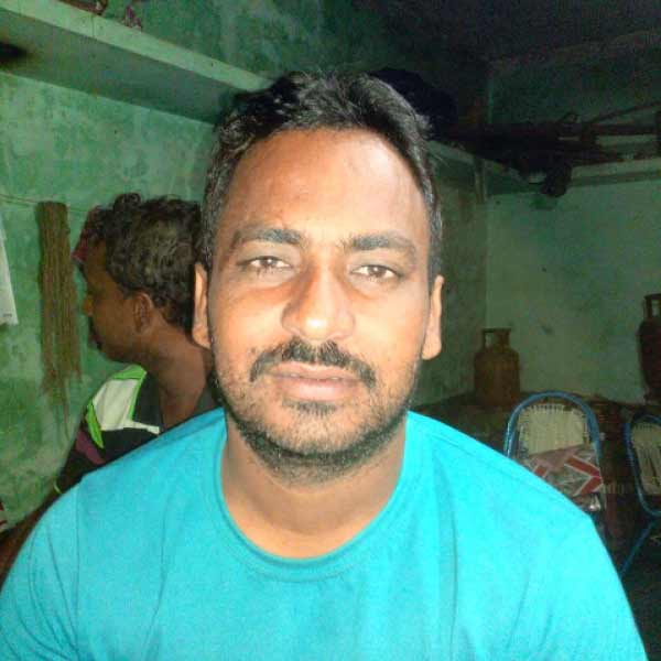 আবার কেরিম-ঘনিষ্ঠ বলে পরিচিত জিয়ারুল হক। এই এলপিজি ডিলারের সঙ্গে অনুব্রত-যোগ আছে কি না তা নজরে রয়েছে তদন্তকারীদের। কেরিম খান ঘনিষ্ঠ জিয়ারুলের বাড়িতেও তল্লাশি চলায় ইডি।