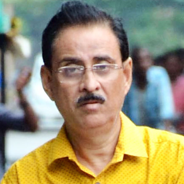 অনুব্রত-ঘনিষ্ঠ আর এক ব্যবসায়ীর নাম সুজিত দে। বোলপুরে একটি হার্ডওয়্যারের দোকান রয়েছে তাঁর। তা ছাড়া গুছিয়ে প্রোমোটিংয়ের ব্যবসা করেন সুজিত। অনুব্রতের সঙ্গে তাঁর দীর্ঘ দিনের সম্পর্ক। গরু পাচার মামলার দৌলতে তিনিও তদন্তকারীদের স্ক্যানারে আছেন।