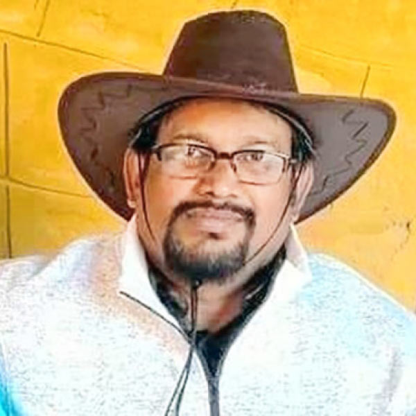  বোলপুর পুরসভার গাড়ি চালক বিদ্যুৎবরণ গায়েনের সম্পত্তি দেখে চমকে গিয়েছেন তদন্তরকারী অফিসাররা। অনুব্রতকে ‘বাবা’ বলে ডাকেন বিদ্যুৎ। সেই বিদ্যুৎ এবং অনুব্রতের মেয়ে সুকন্যা দু’টি কোম্পানির যৌথ ডিরেক্টর। বিদ্যুৎবরণের নামে বল্লভপুর, কালিকাপুর, বোলপুর, সুরুল, জলজলিয়া প্রভৃতি এলাকায় প্রচুর জমি রয়েছে। এর মধ্যে কালিকাপুর মৌজা এলাকাতে ৫৭টি জমি। এ ছাড়াও বোলপুর মৌজায় দু’টি, সুরুল মৌজায় দু’টি, বল্লভপুর মৌজায় সাতটি, কঙ্কালীতলা এলাকার জলজলিয়া মৌজায় ৪টি জমি রয়েছে বলে বোলপুর পুরসভার এই কর্মীর বিপুল সম্পত্তির হদিস পেয়েছে সিবিআই।