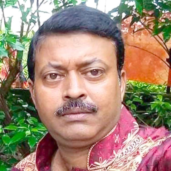 বোলপুরের কাউন্সিলর বিশ্বজ্যোতি বন্দ্যোপাধ্যায়কে আটক করেছে সিবিআই। বোলপুর ১৯ নম্বর ওয়ার্ডের তৃণমূল কাউন্সিলরের কয়েক বছরে বেড়েছে বিপুল সম্পত্তি। গত ৩১ অগস্ট অনুব্রত মণ্ডল-ঘনিষ্ঠ কাউন্সিলর বিশ্বজ্যোতি বন্দ্যোপাধ্যায় ওরফে মুনের বাড়িতে গিয়ে তাঁকে আটক করে সিবিআই। অনুব্রতের বিভিন্ন কাজের দেখাশোনার দায়িত্বে ছিলেন এই কাউন্সিলর। তাঁকে অনুব্রতের বাড়িতেও প্রায়শই দেখা যেত। এ বারেই কাউন্সিলর নির্বাচিত হন বিশ্বজ্যোতি। 