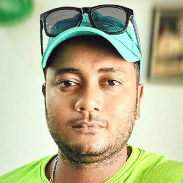 তৃণমূলের সক্রিয় কর্মী হিসেবে পরিচিত সুদীপ রায়। অনুব্রতের বাড়ি, দলীয় কার্যালয়ে তাঁর যাতায়াত ছিল। গত অগস্টে একই দিনে অনুব্রতের বাড়ির ঢিল ছোড়া দূরত্বে বোলপুরের শুঁড়িপাড়ায় তৃণমূল কাউন্সিলরের বাড়ি ছাড়াও তৃণমূল কর্মী সুদীপ রায় ও বোলপুরের উকিল পট্টির বাসিন্দা সুজিত দে-র বাড়িতে অভিযান চালায় সিবিআই।