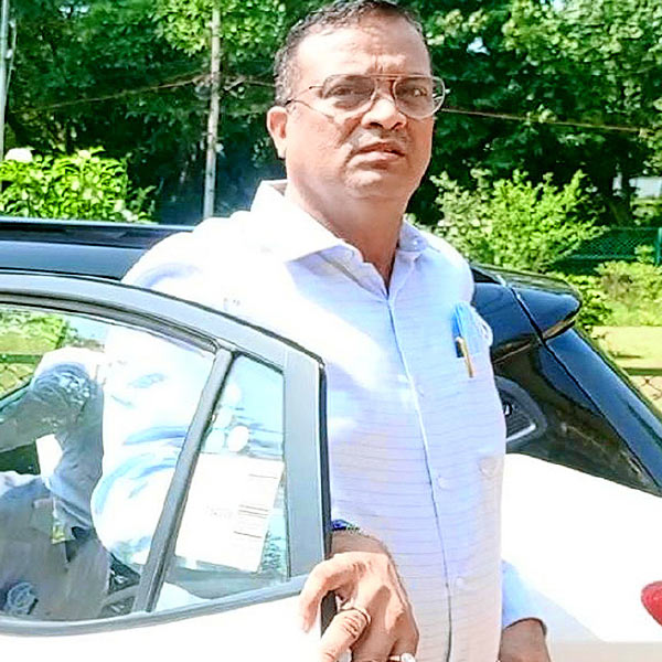 অনুব্রতের হিসাবরক্ষক মণীশ কোঠারির সঙ্গে দীর্ঘদিনের ঘনিষ্ঠতা অনুব্রতের। নেতার সমস্ত আর্থিক লেনদেন দেখাশোনার দায়িত্ব এই মণীশের উপরে। বস্তুত, গরু পাচার মামলায় প্রথম বার বোলপুরে গিয়ে এই মণীশকেই জিজ্ঞাসাবাদ করেছে সিবিআই। পাশাপাশি কলকাতার নিজাম প্যালেসে ডেকেও তাঁকে জিজ্ঞাসাবাদ করা হয়েছে। অনুব্রতের মেয়েকে সিবিআই সম্পত্তি সংক্রান্ত বিষয়ে জিজ্ঞাসাবাদ করেছিল। তিনি সরাসরি মণীশের নাম নিয়ে জানান, যা তথ্য দেওয়ার উনিই দেবেন।