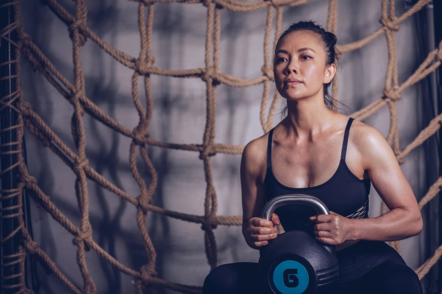 কেটল বেল স্কোয়াট শুরু করার আগে ১০মিনিট স্ট্রেচ করে নিন। 