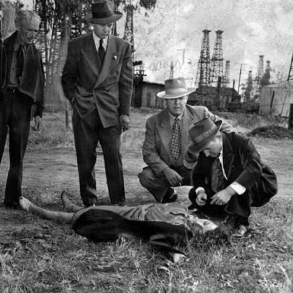 এলিজাবেথের দেহ কোমর থেকে কেটে দু’ভাগে ভাগ করেছিল খুনি। বার করে এনেছিল নাড়িভুঁড়ি। ধারালো অস্ত্র দিয়ে তাঁর মুখও ভয়ানক ভাবে বিকৃত করে দেওয়া হয়েছিল।