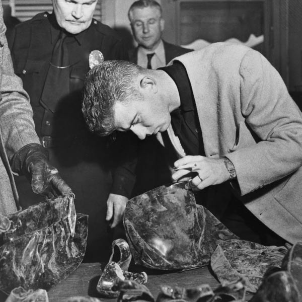 এলিজাবেথের দেহ ছিল রক্তশূন্য। সমস্ত রক্ত বার করে দেওয়া হয়েছিল তাঁর দেহ থেকে। ফ্যাকাশে সাদা হয়ে পড়েছিল দেহের দুই টুকরো।