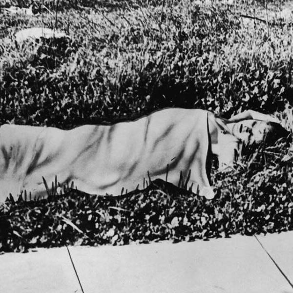 শুধু তাই নয়, খুনের পর দেহটিকে ভাল করে পরিষ্কার করা হয়েছিল। জল দিয়ে ধুয়ে দেওয়া হয়েছিল মৃতদেহ। পুলিশের অনুমান, অন্যত্র খুন করে আততায়ী ওই উদ্যানে দেহ ফেলে রেখে গিয়েছিল।