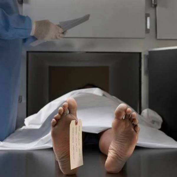 এলিজাবেথের পেটে ভর্তি ছিল মল। পুলিশের অনুমান, খুনের আগে তাঁকে মল খেতে বাধ্য করেছিল আততায়ী। এ ছাড়া, তরুণীর থাই থেকে মাংস কেটে ঢুকিয়ে দেওয়া হয়েছিল যৌনাঙ্গে।